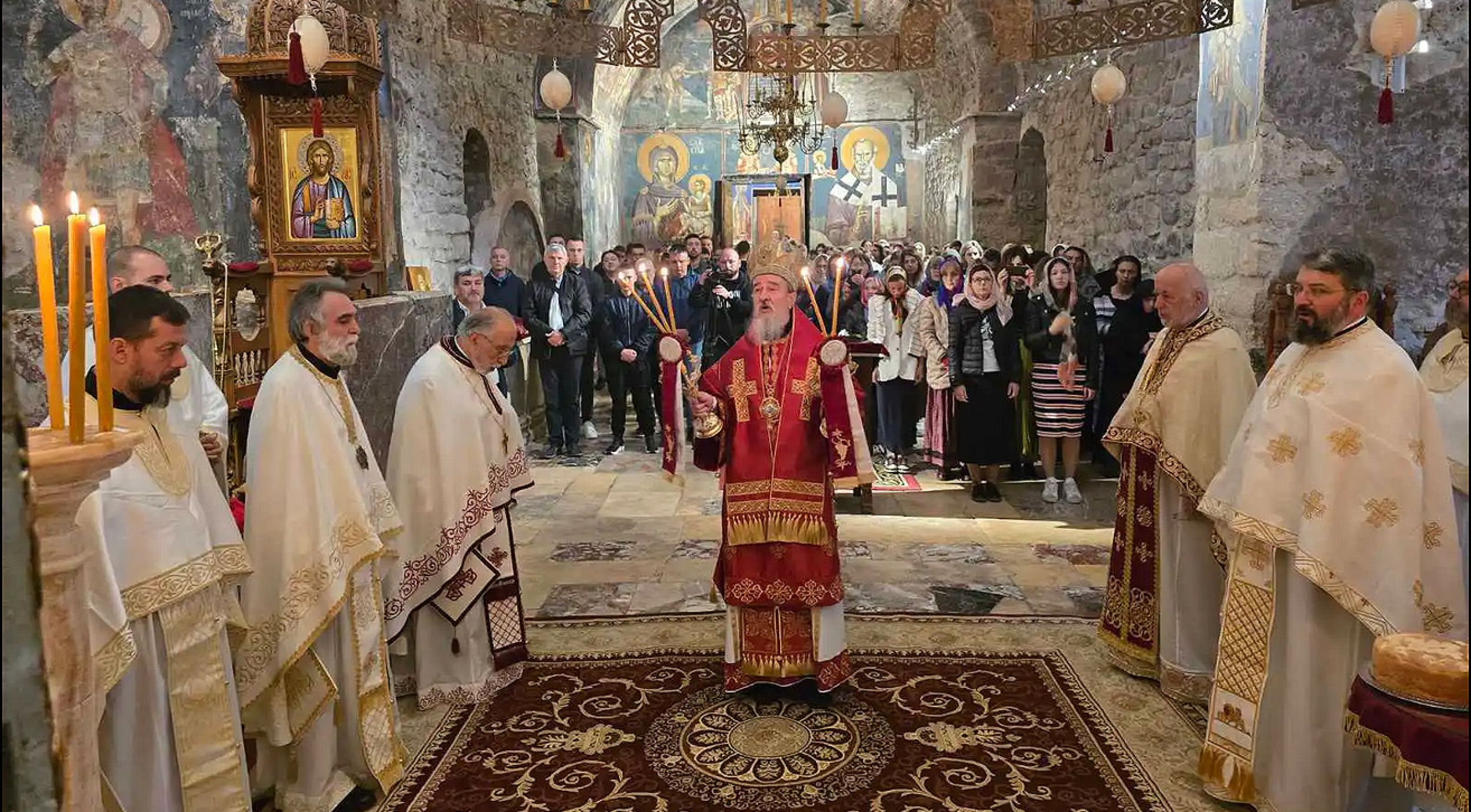 Митрополит Атанасије богослужио у Пећкој Патријаршији