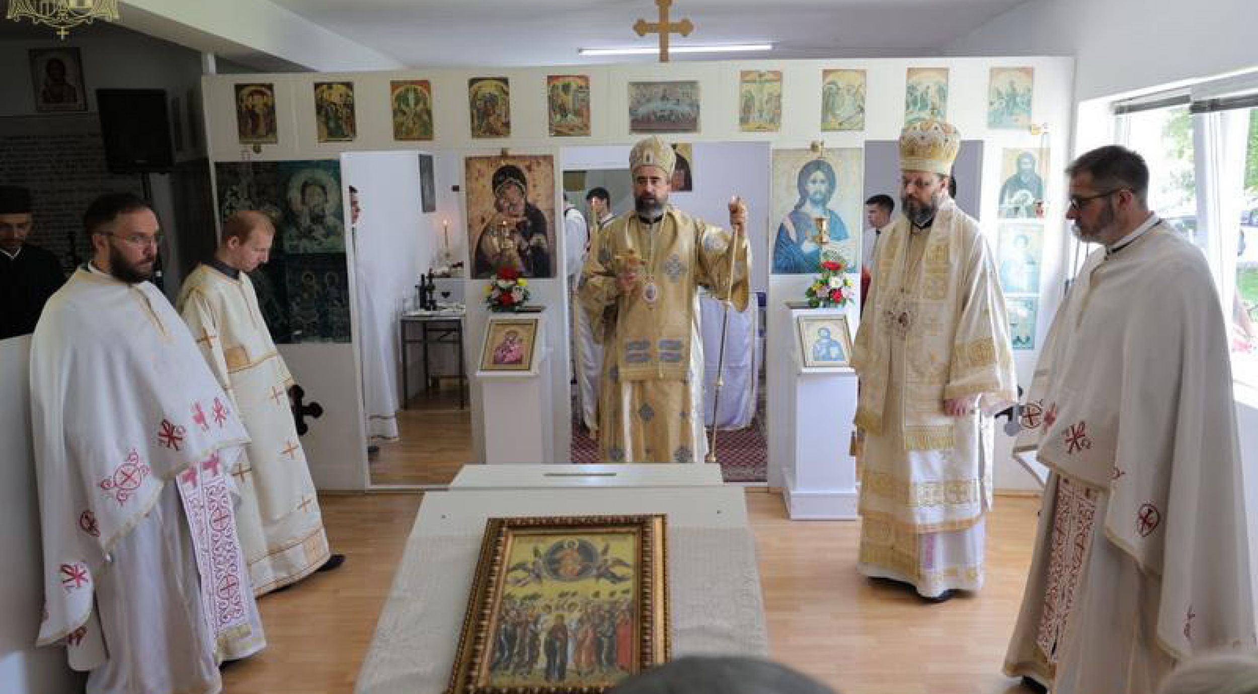 Митрополит Методије и епископ Дамаскин богослужили у Бачком Добром Пољу
