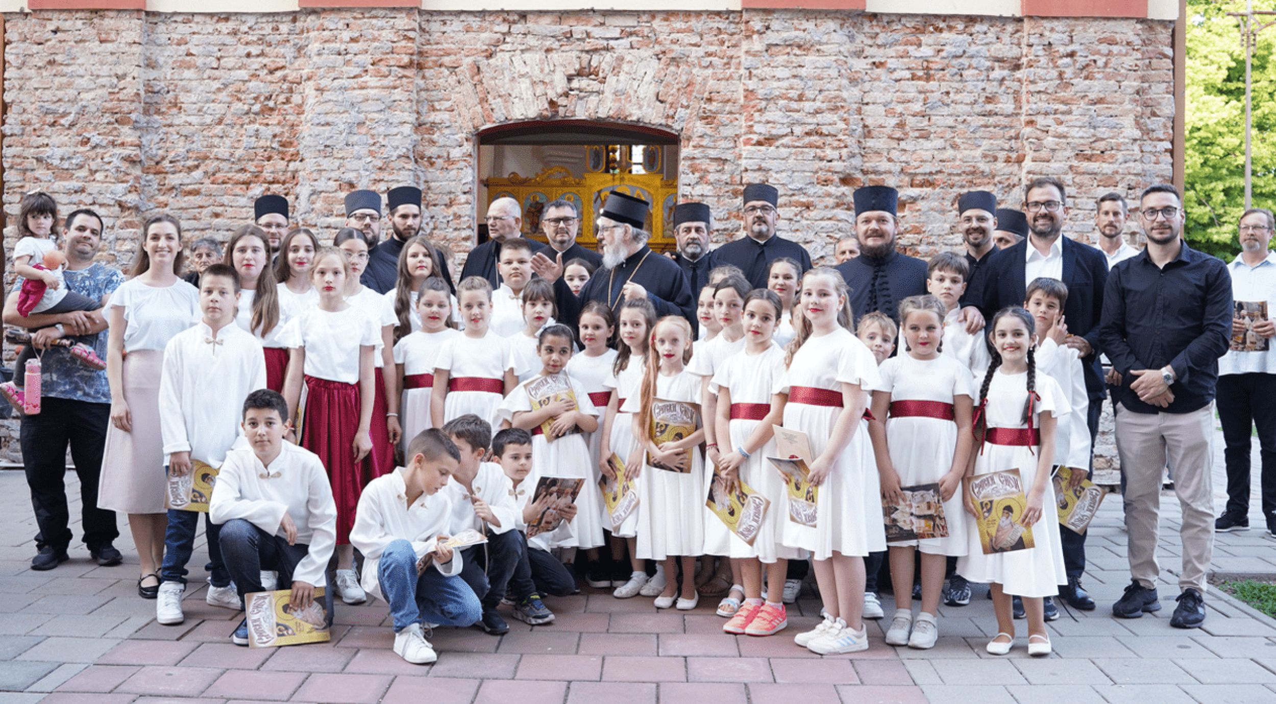 Подела нових антиминса у Пећинцима и Новој Пазови