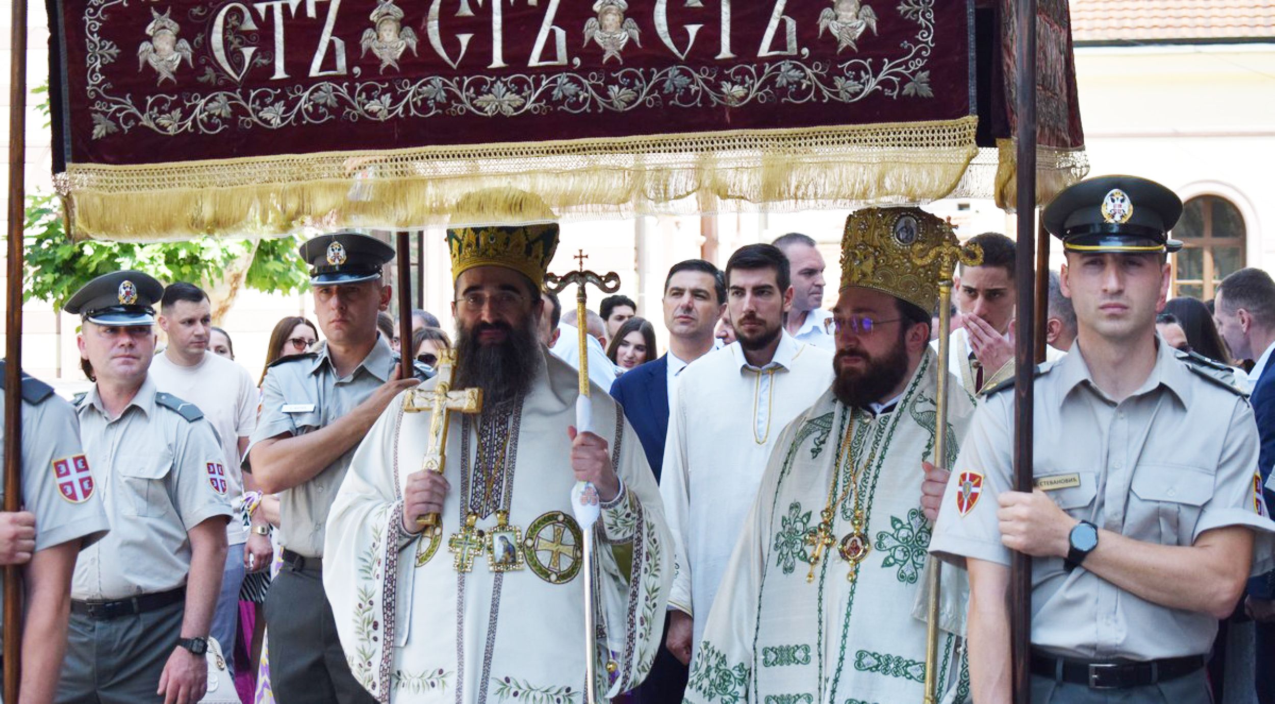 Архијереји Арсеније и Нектарије предводили славску литију у Нишу