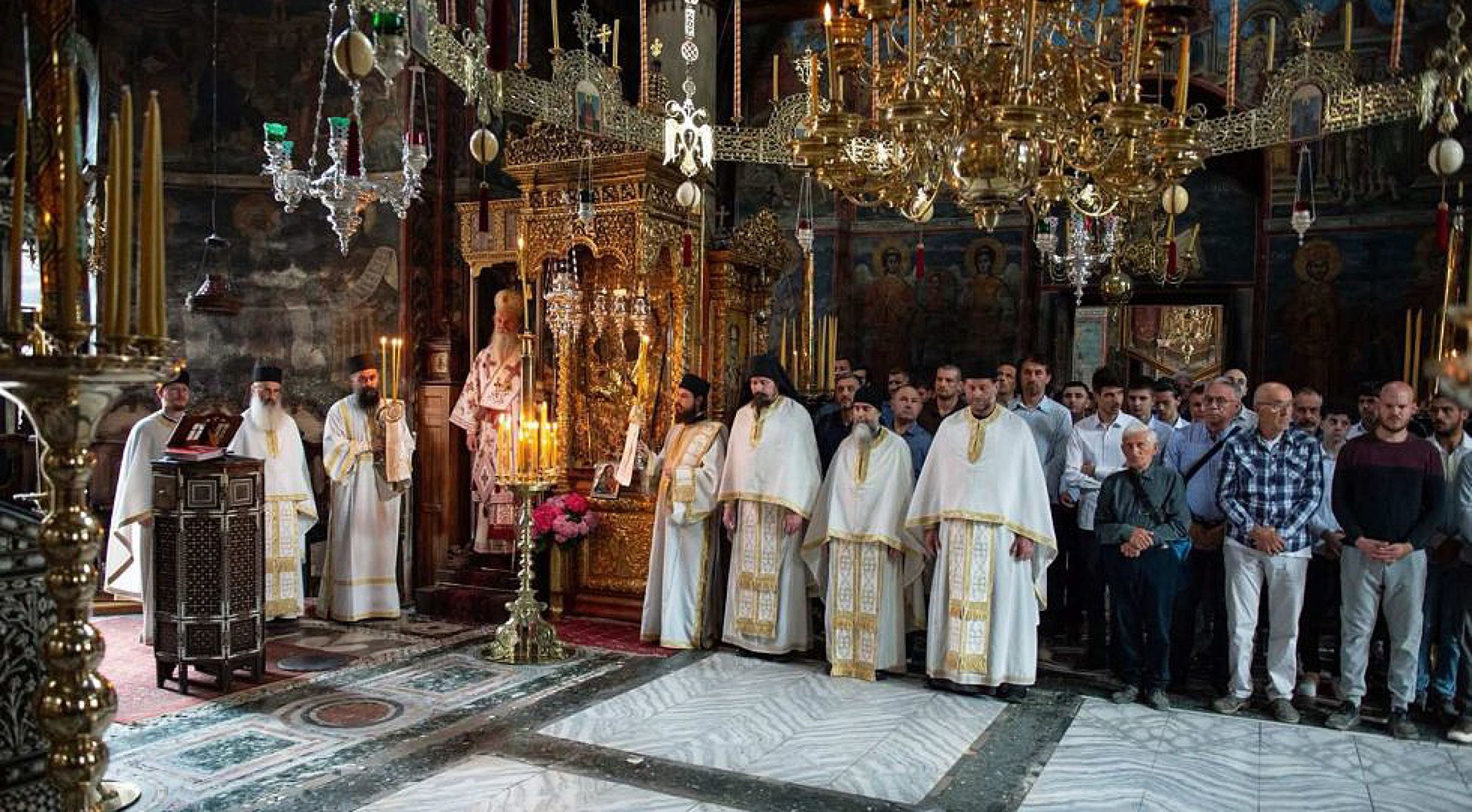 Митрополит Теодосије са ученицима и професорима из Призрена у Хиландару