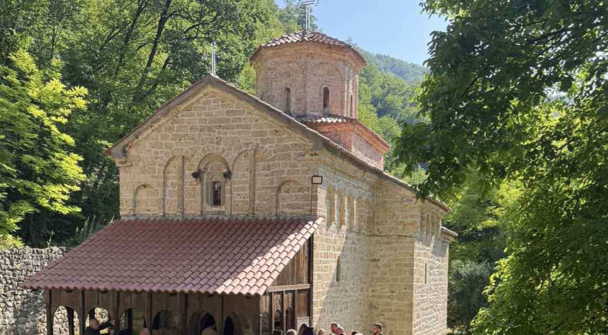 Митрополит Јустин: Спасење нам је у Цркви, која је заједница живих и мртвих