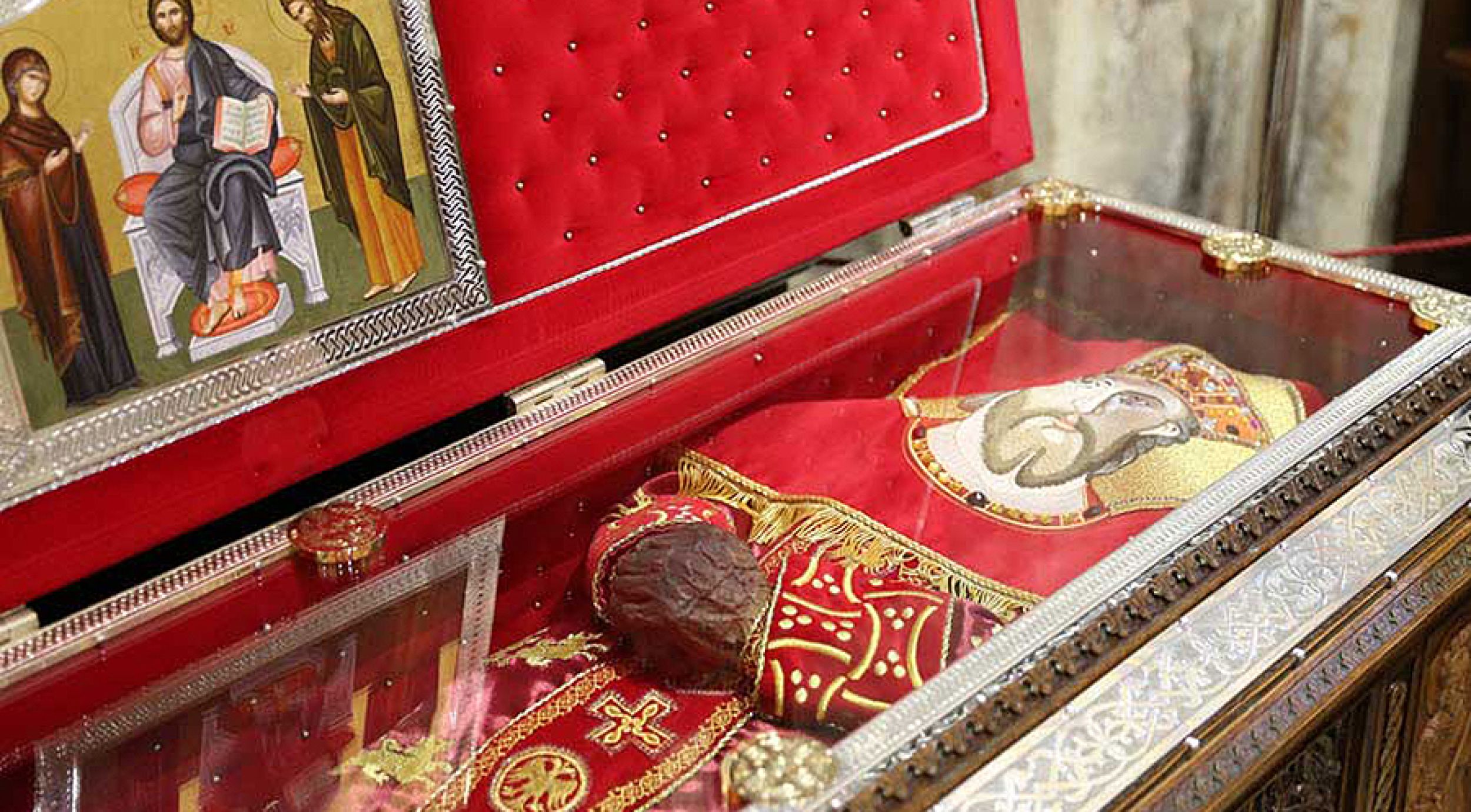 Патријарх  Порфирије на Видовданским свечаностима у манастиру Раваници
