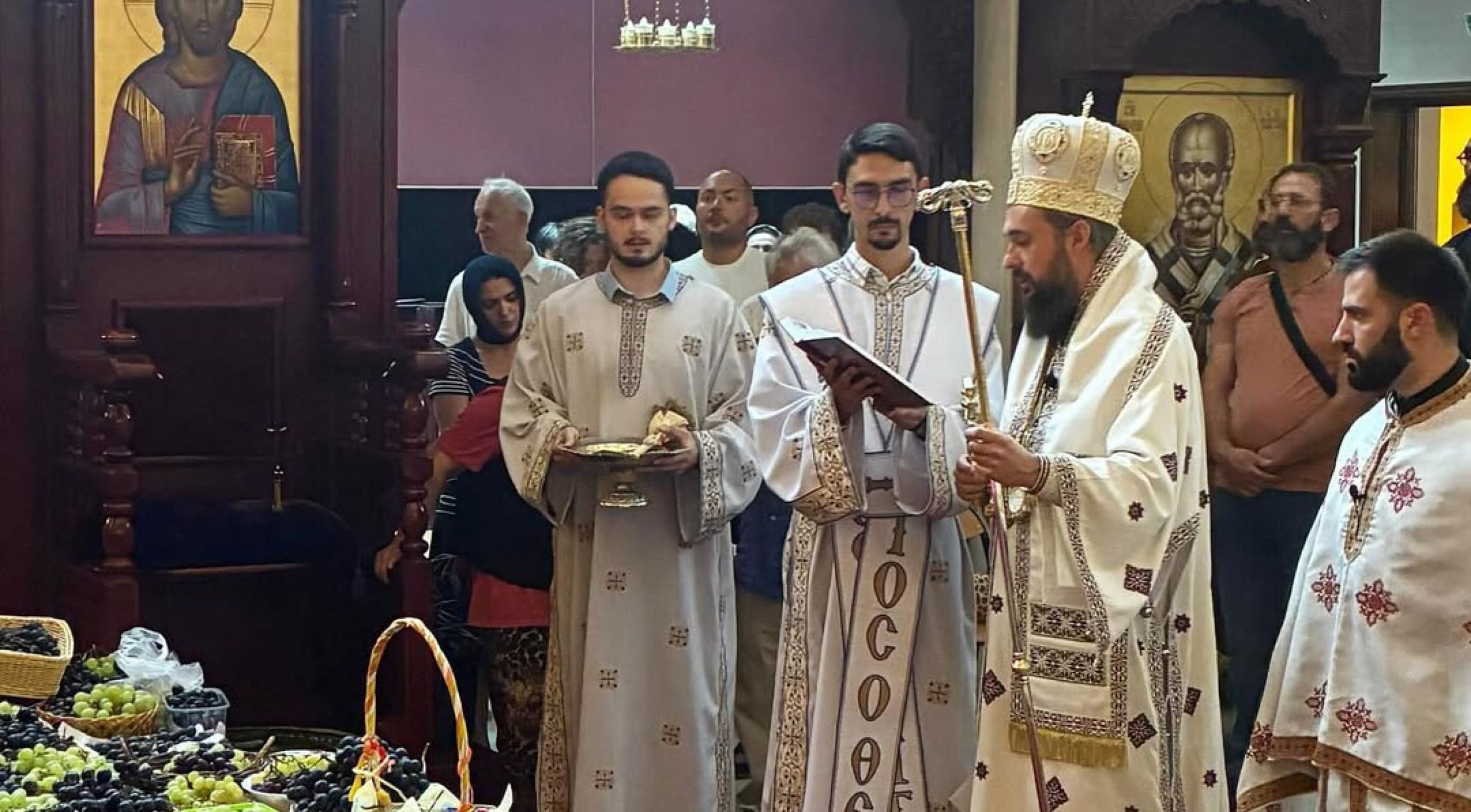 Епископ Јустин богослужио у цркви Светог Саве у Паризу
