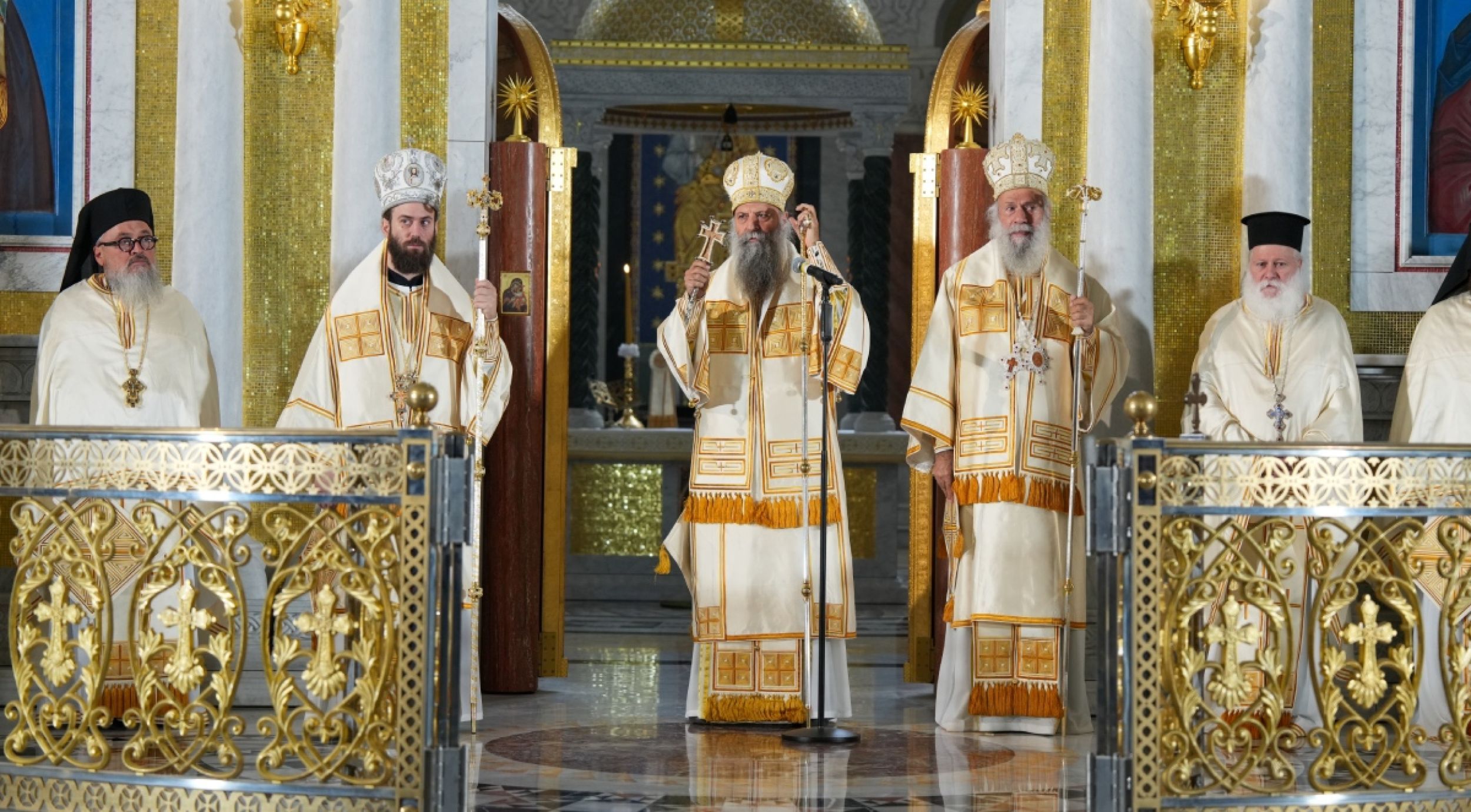 Патриарх Порфирий: Поспешим же обнять Бога и ближних