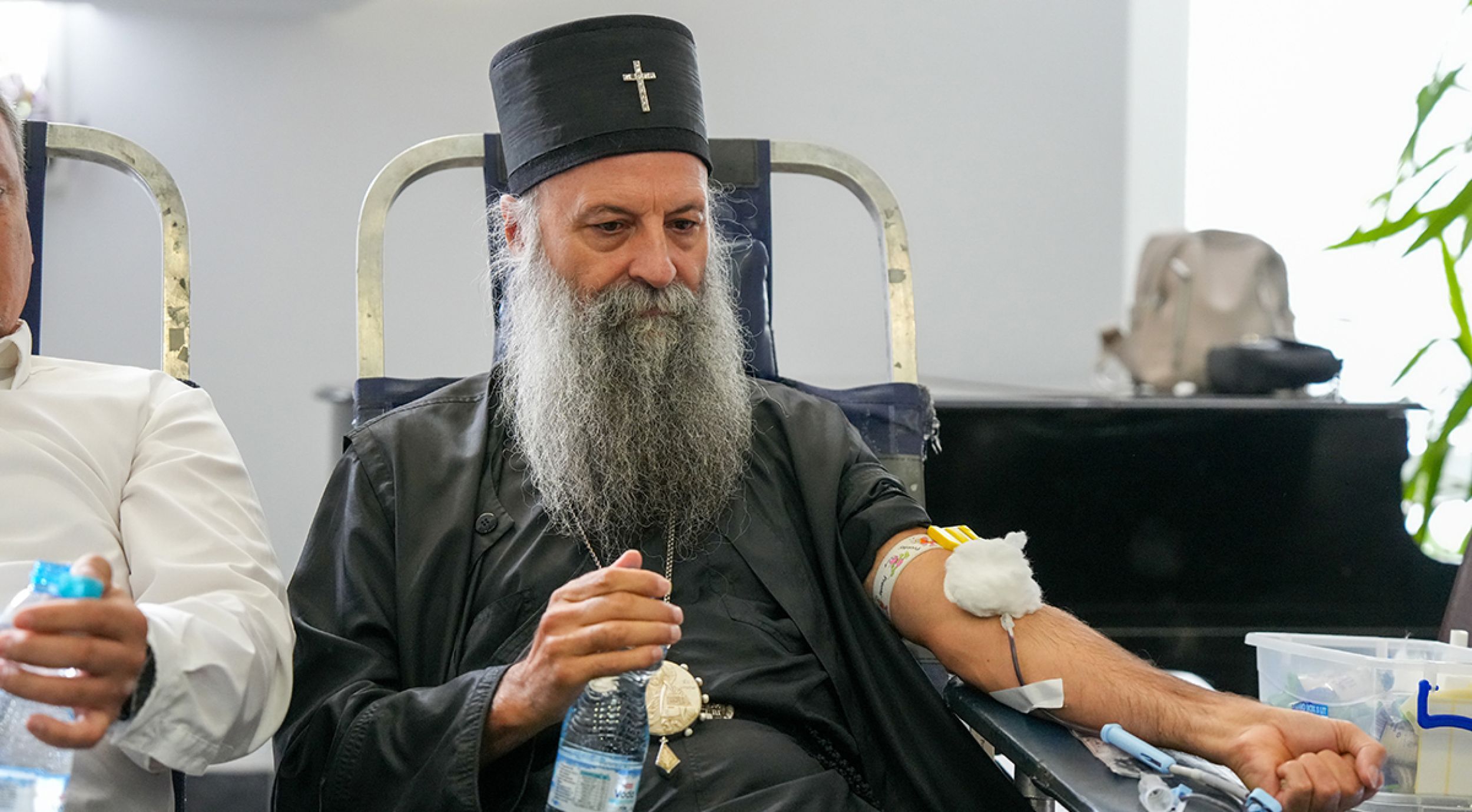 Патриарх Порфирий принял участие в акции добровольной сдачи крови