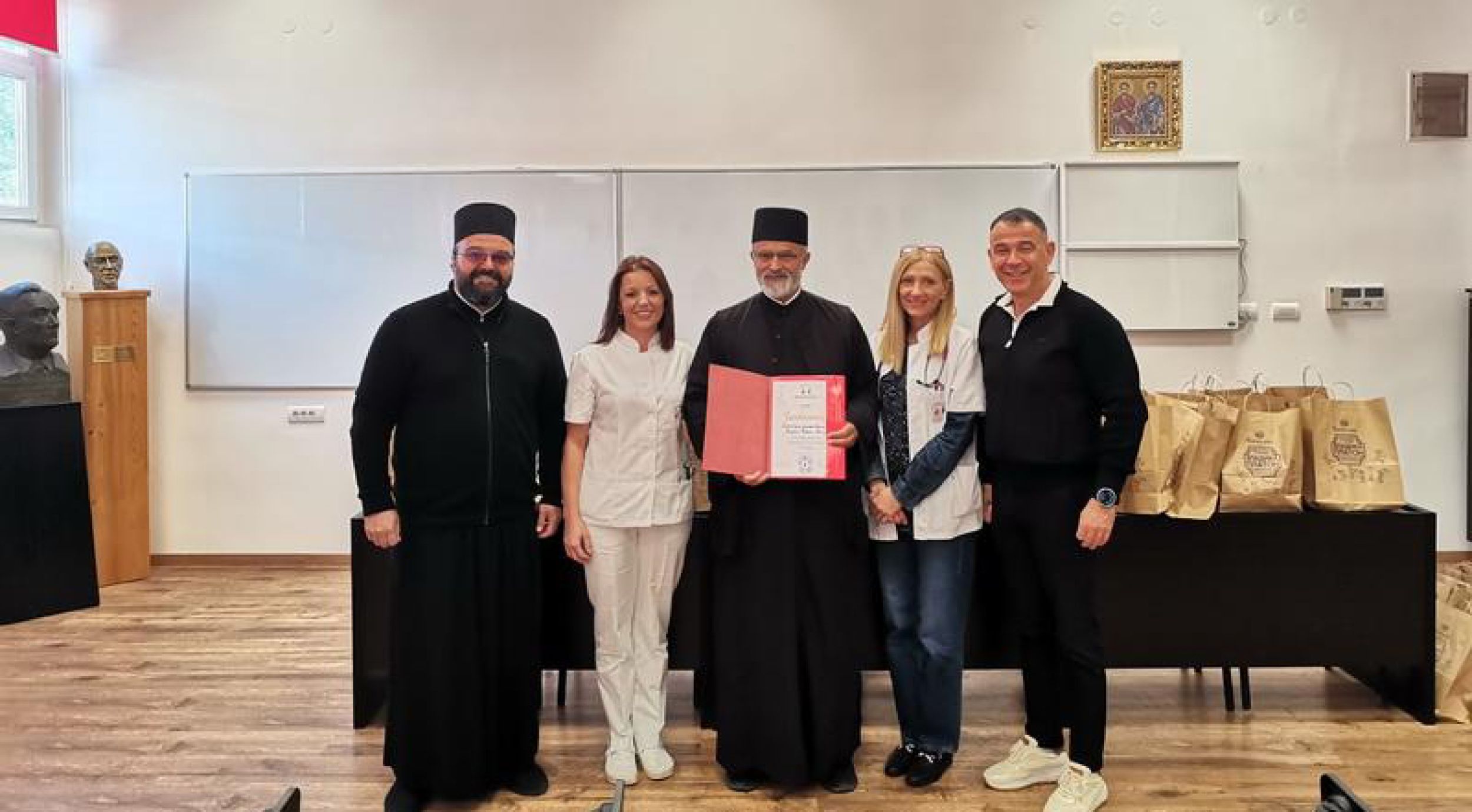 Дарови Епархије бачке за оболелу децу у Дечјој болници у Новом Саду