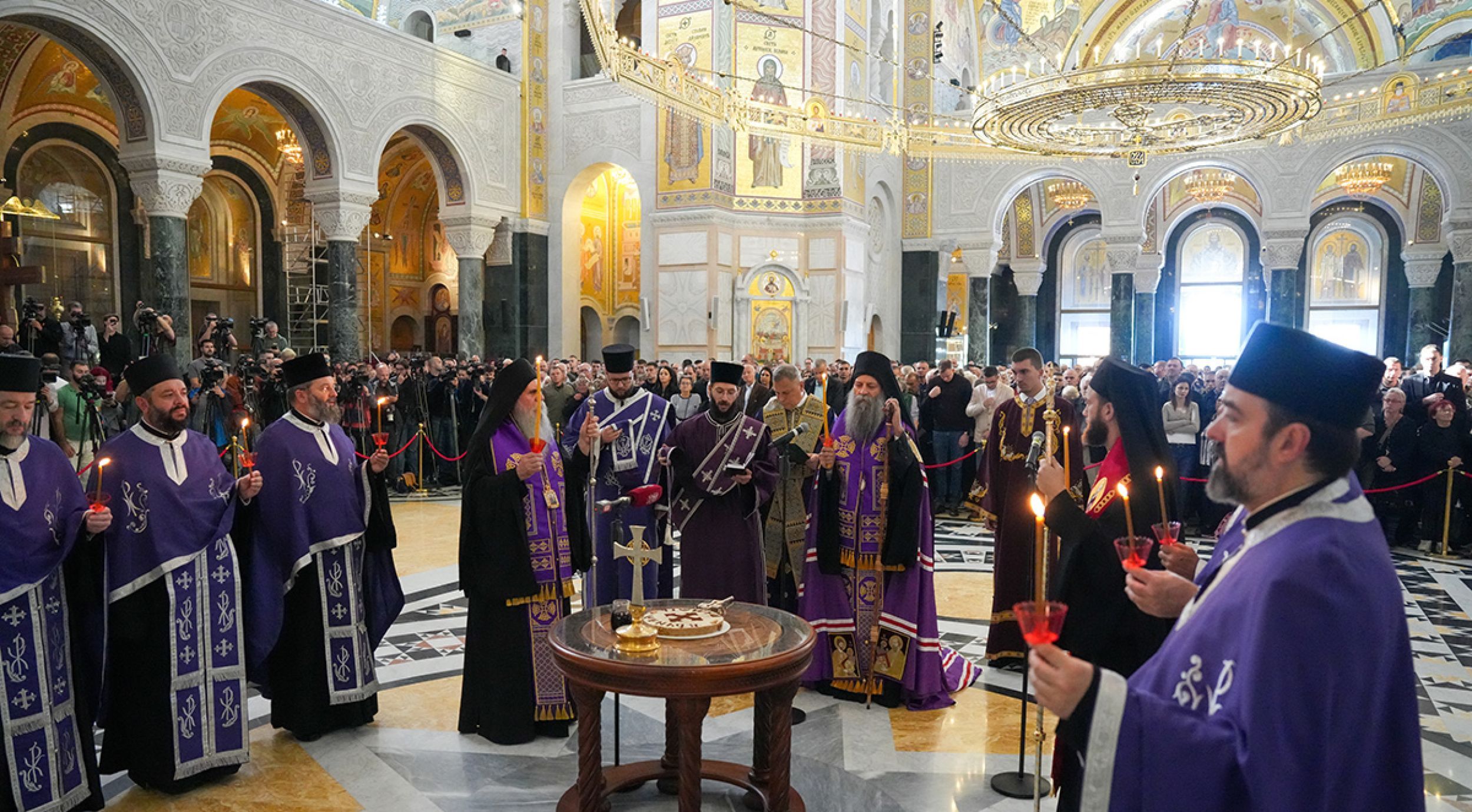 Патриарх Порфирий отслужил панихиду по пострадавшим на Железнодорожной станции в Нови Саде