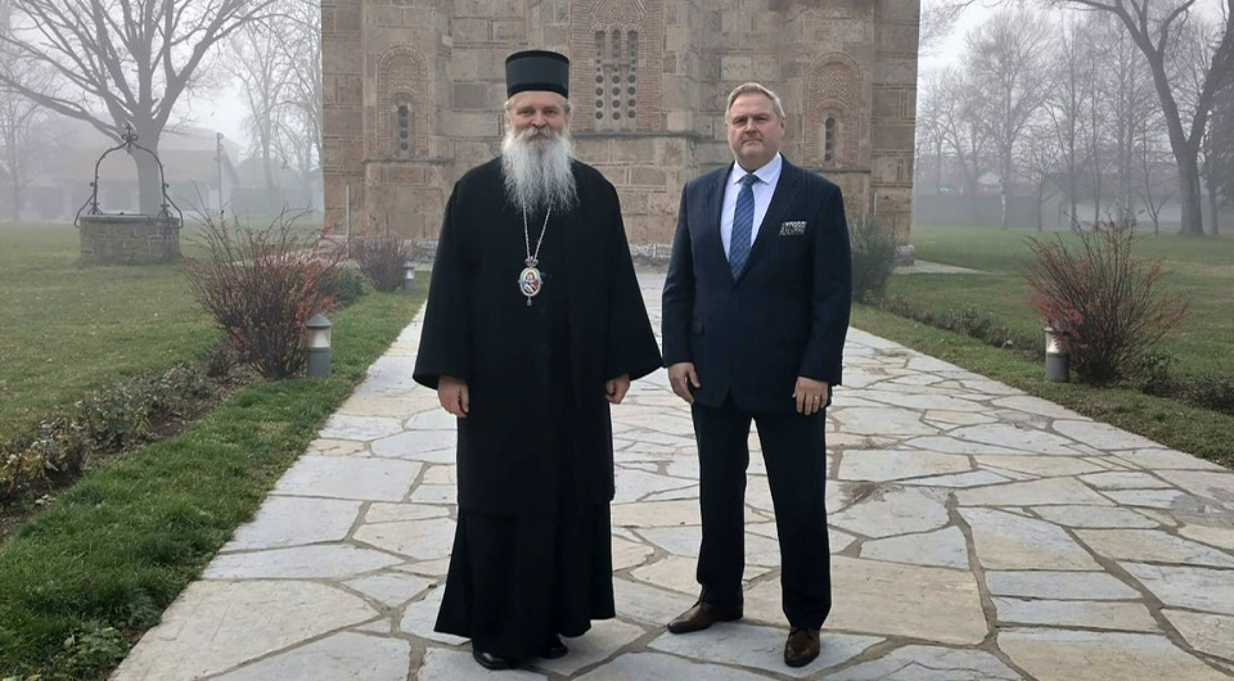 Митрополит Теодосије разговарао са известиоцем Европског парламента за Косово Рихом Терасом у манастиру Грачаница