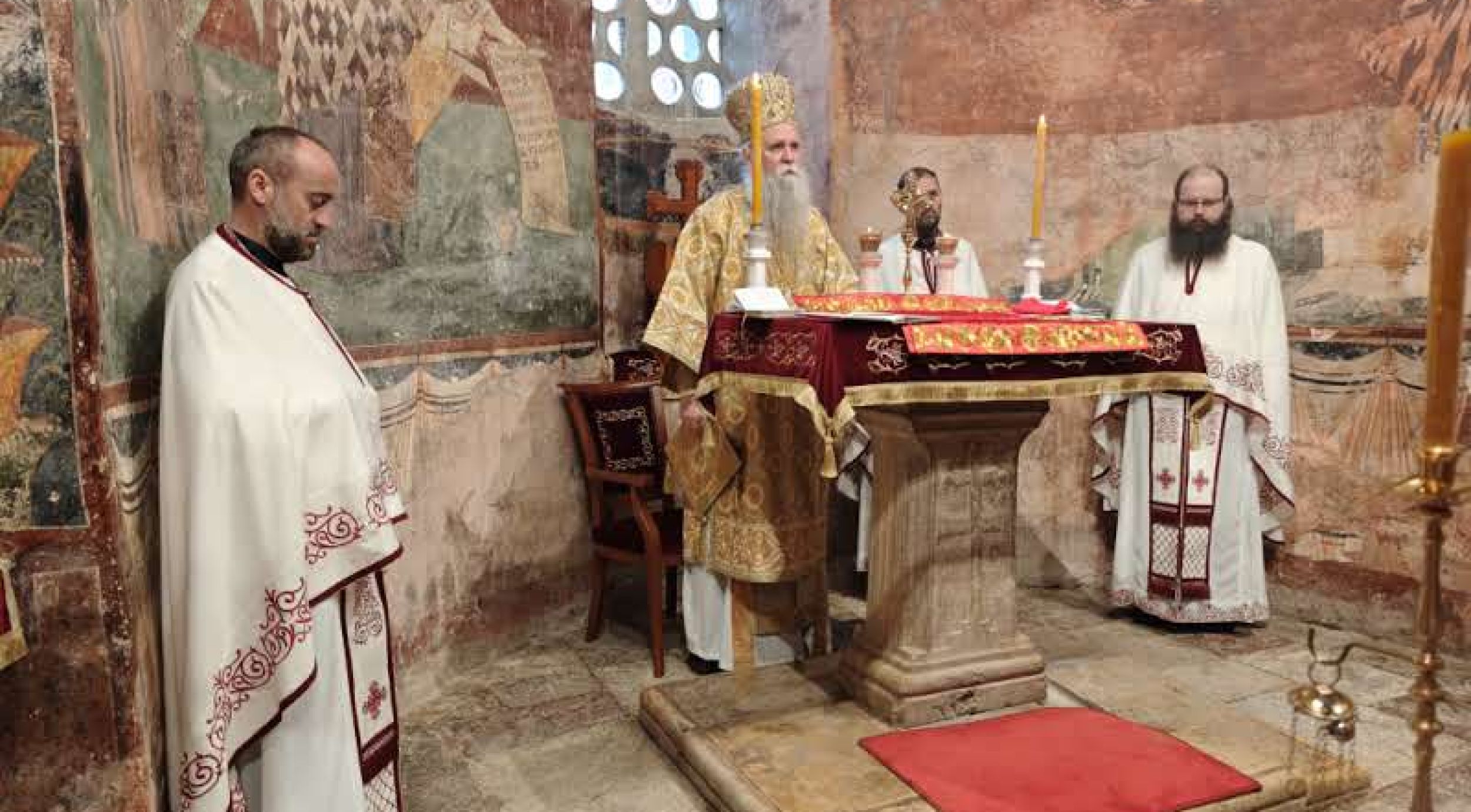 Митрополит Јоаникије богослужио у Пећкој Патријаршији