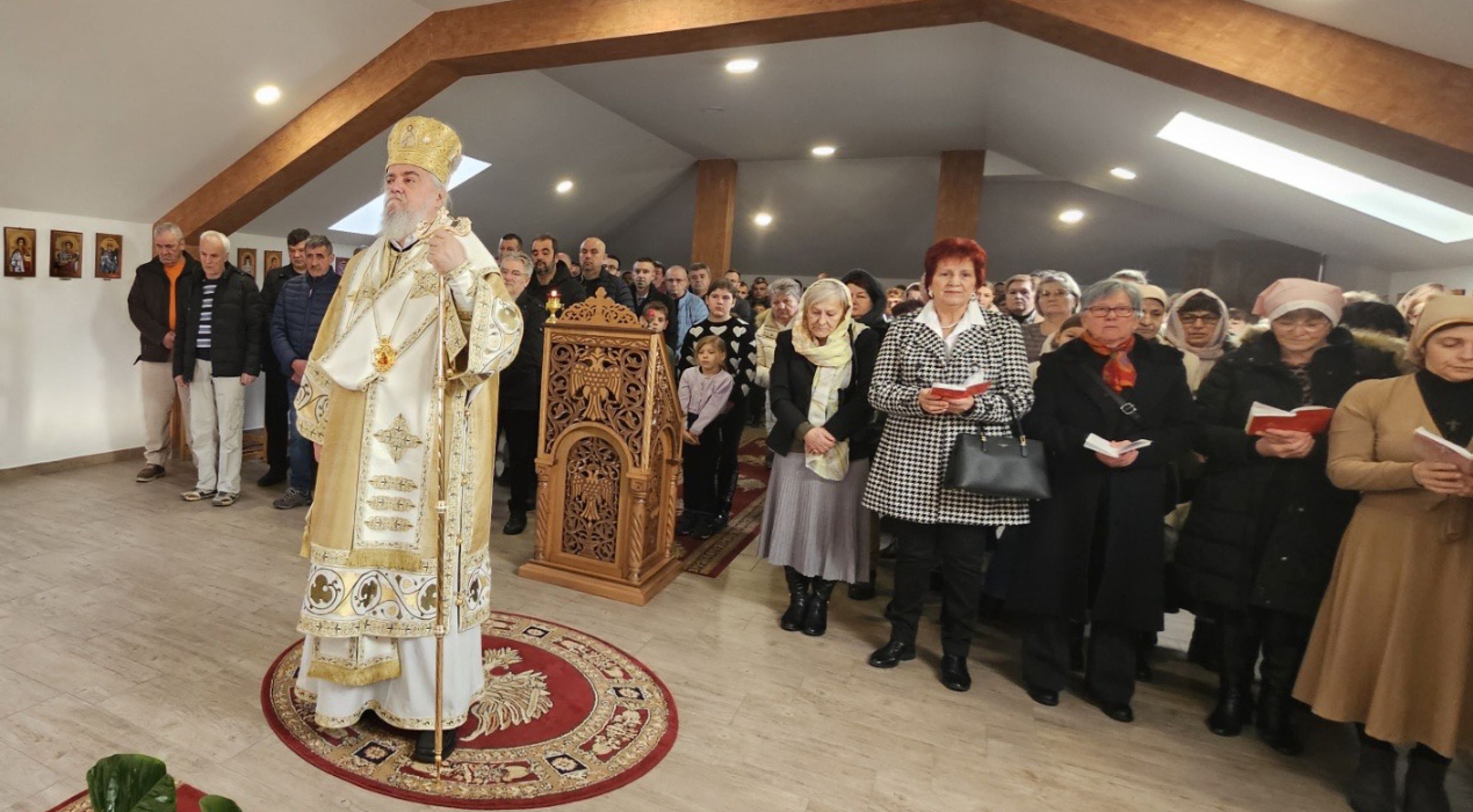 Владика Кирило богослужио у Покровском храму у Постојни