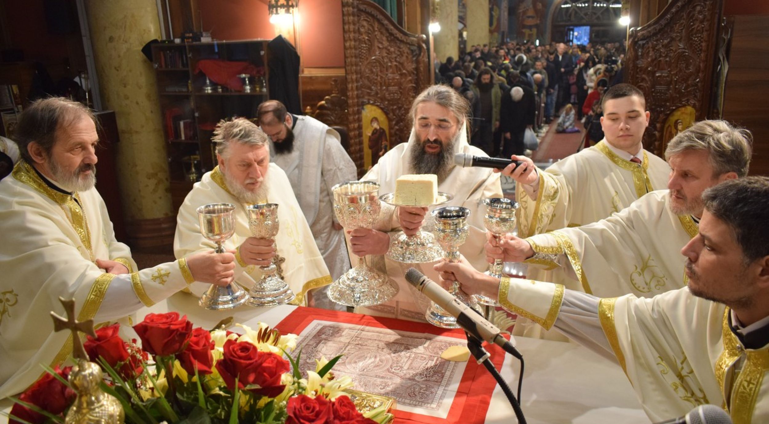 Митрополит Арсеније началствовао литургијском прославом Рођења Господњег у нишком Саборном храму