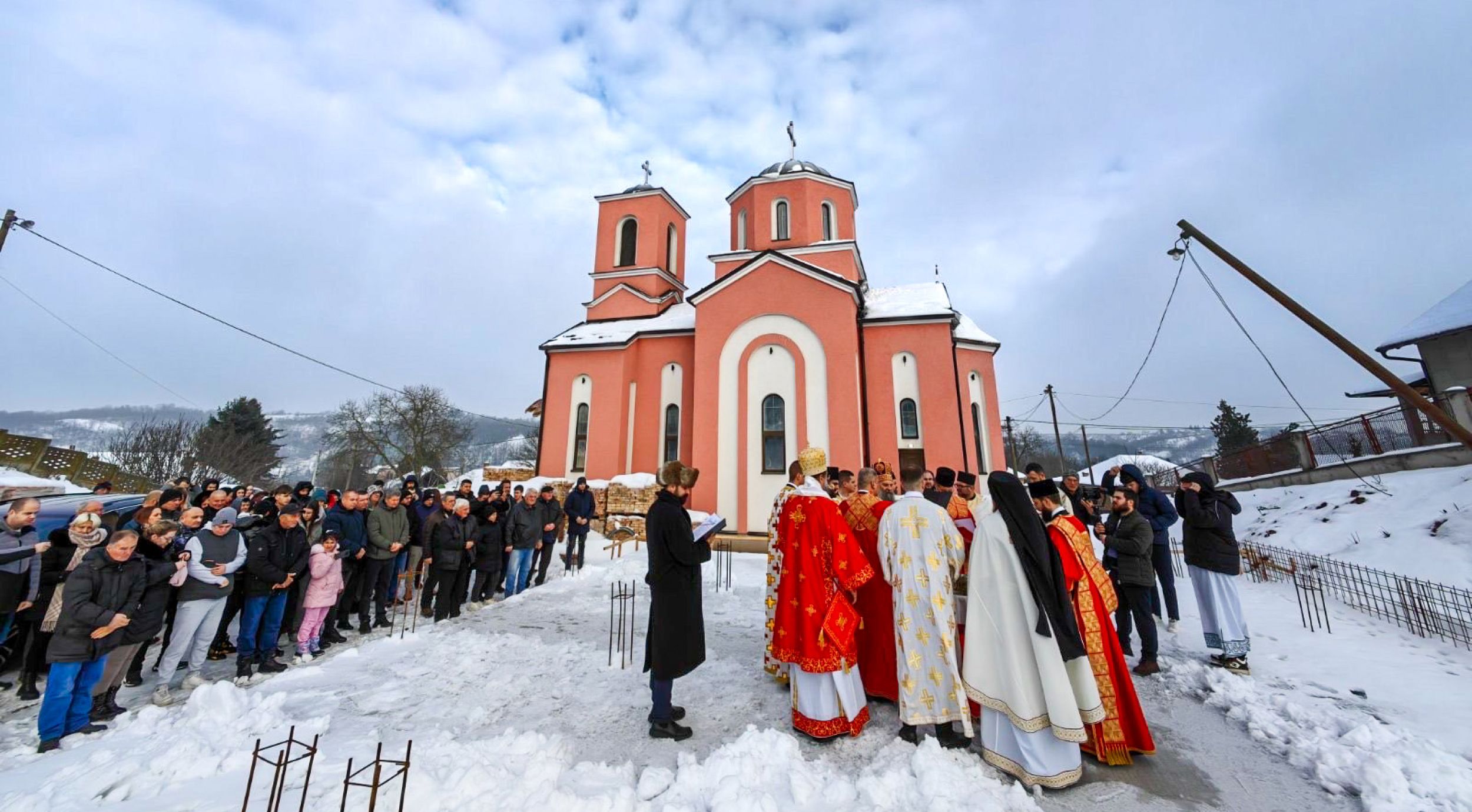 Патријарх Порфирије богослужио у Камендолу и освештао темеље Парохијског дома