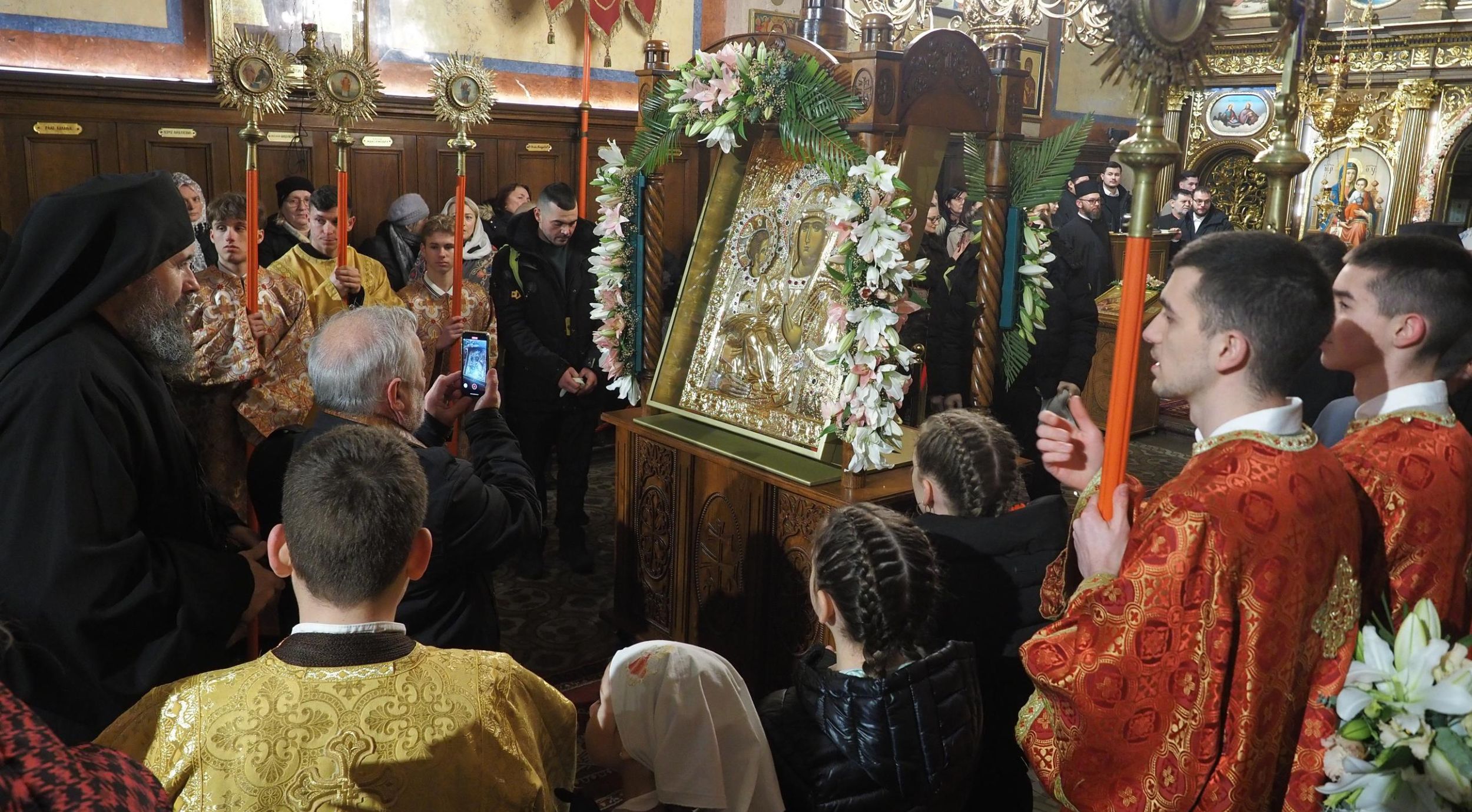 Икона Пресвете Богородице Тројеручице свечано дочекана у Саборном храму Светог Саве у Бечу
