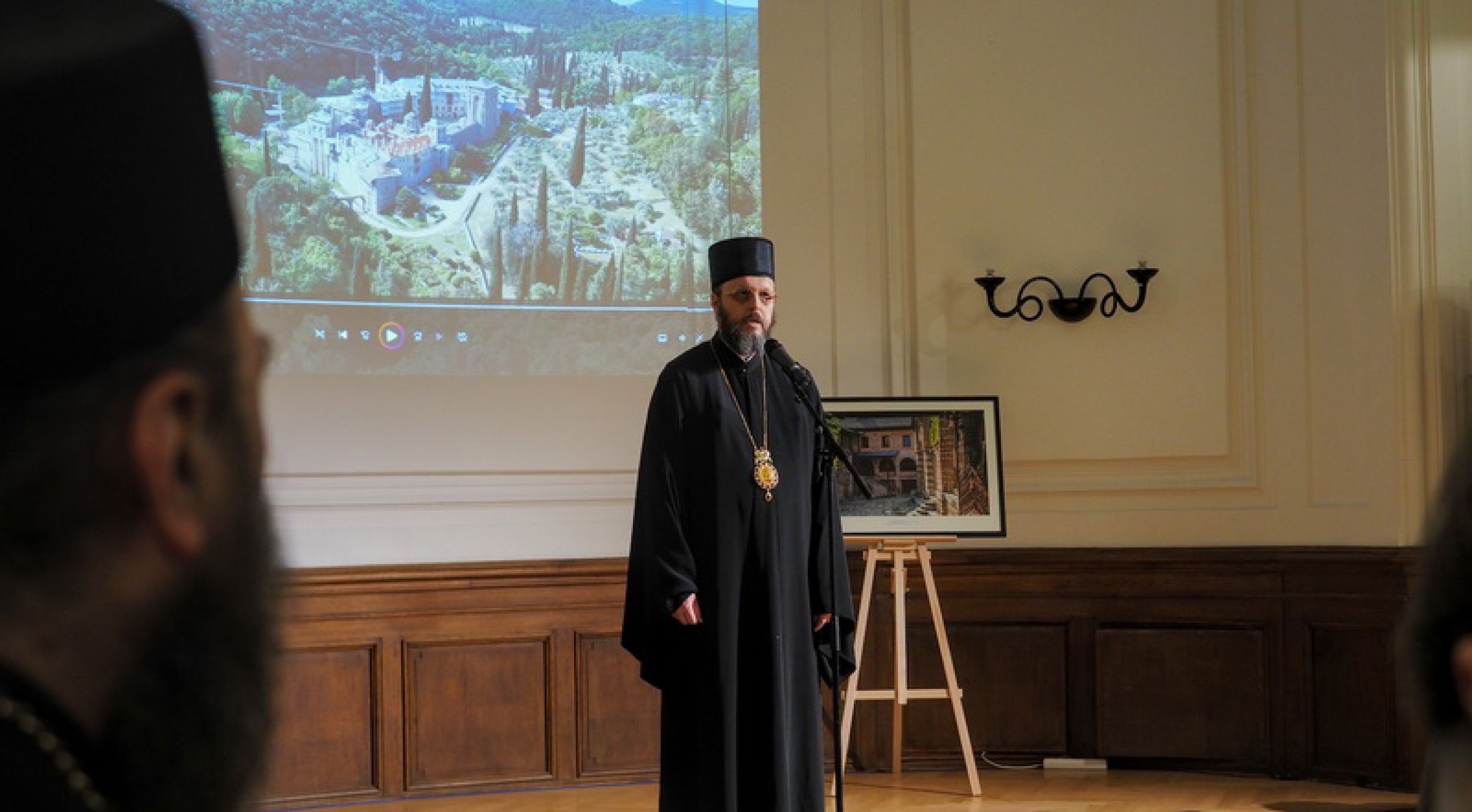 Изложба светлопис&acirc; српске царске лавре манастира Хиландара у Бечу