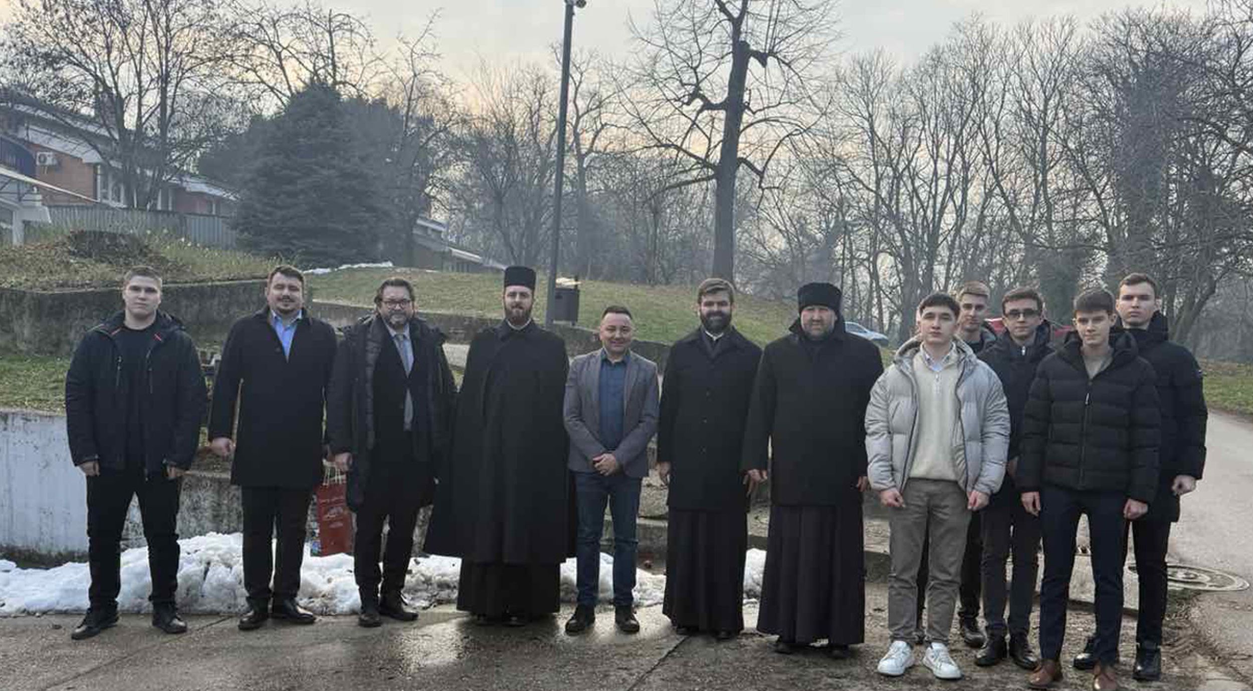 Ученици Богословије Светог Саве уручили дарове штићеницима Дечјег села у Сремској Каменици