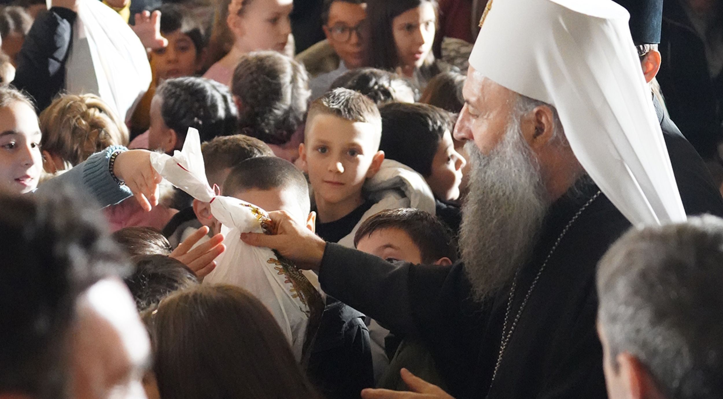 Patriarch Porfirije gladdens more than two thousand religious education pupils with gift packages