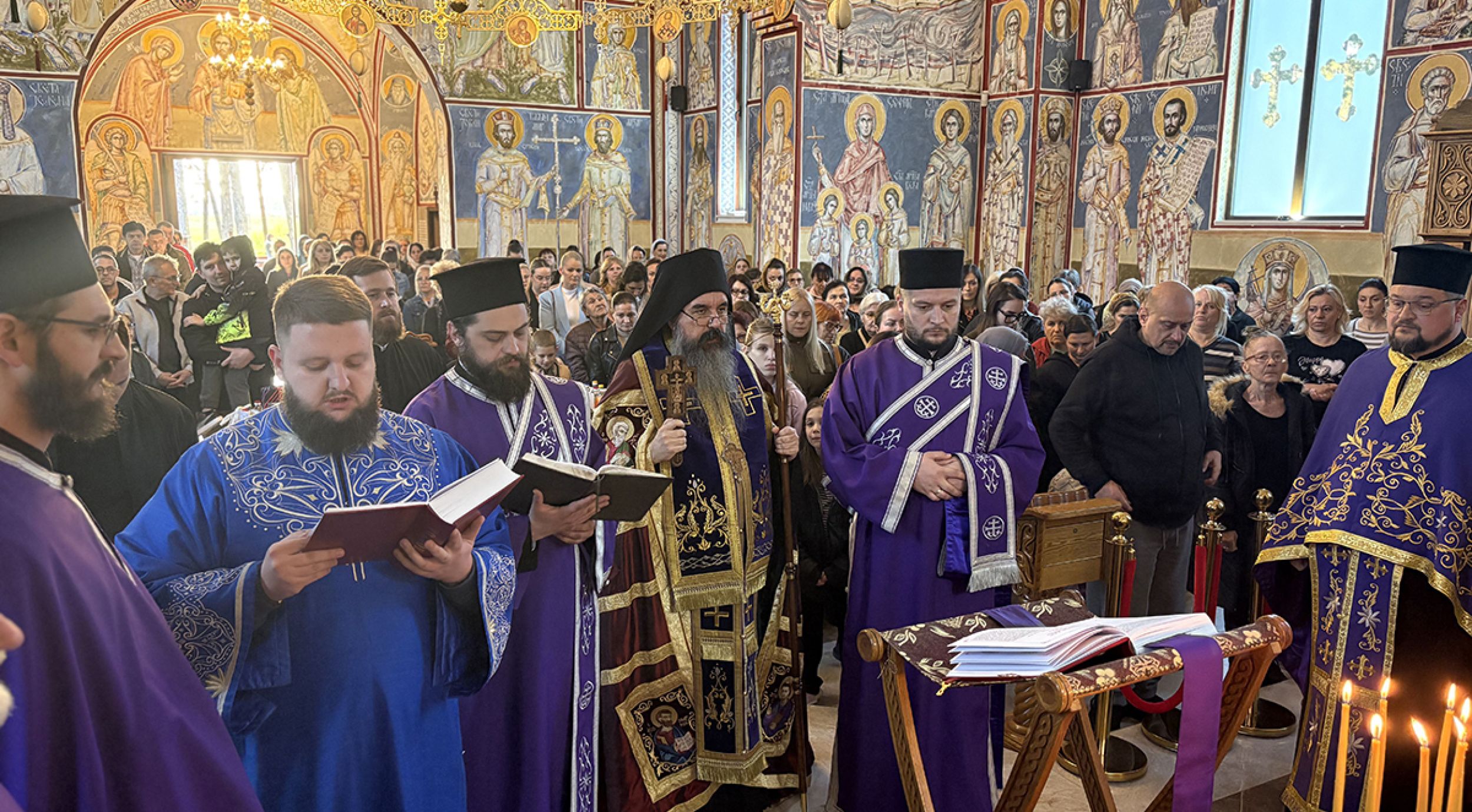 Света тајна јелеосвећења у храму у Свете Тројице на Летњиковцу