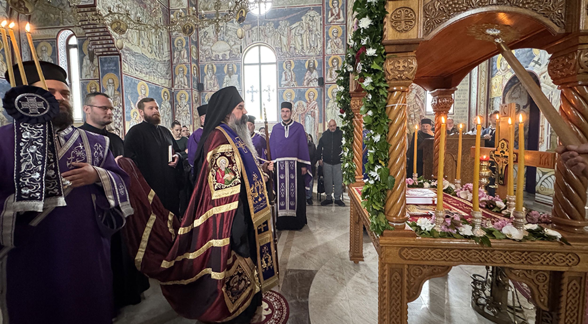 Вечерње богослужење са изношењем плаштанице у храму Свете Тројице на Летњиковцу