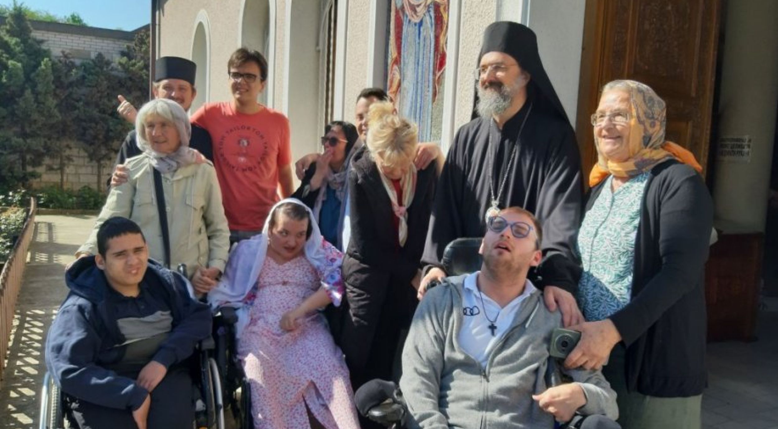 Владика Тихон са децом из Удружења „Растимо заједно” у манастиру Раковици