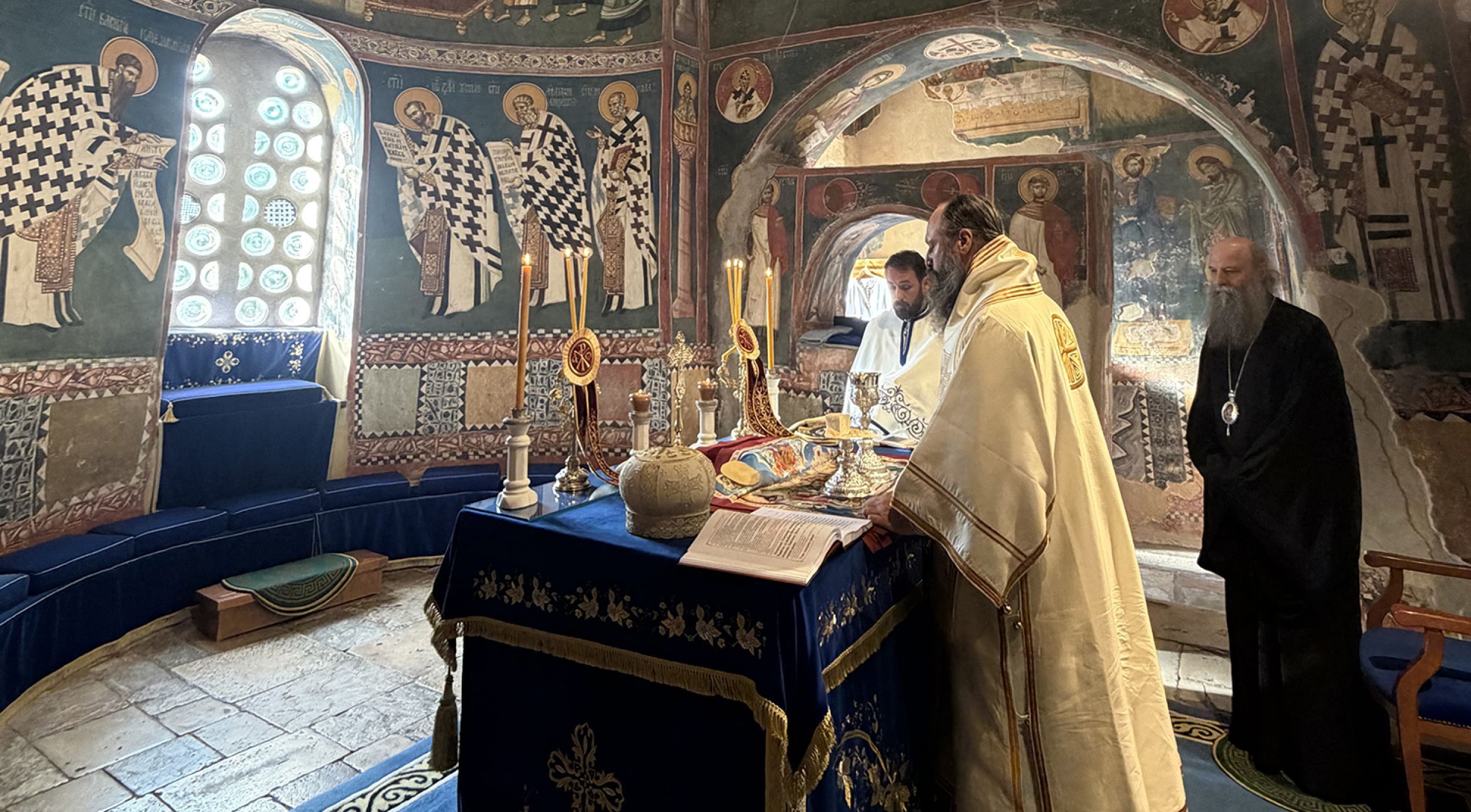 Патријарх Порфирије и пастор Бернс кренули у посету Дечанима и другим српским светињама на Косову и Метохији